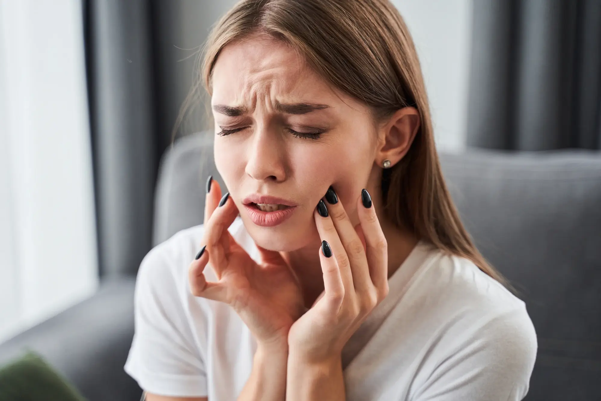 Patient experiencing tooth pain before emergency care
